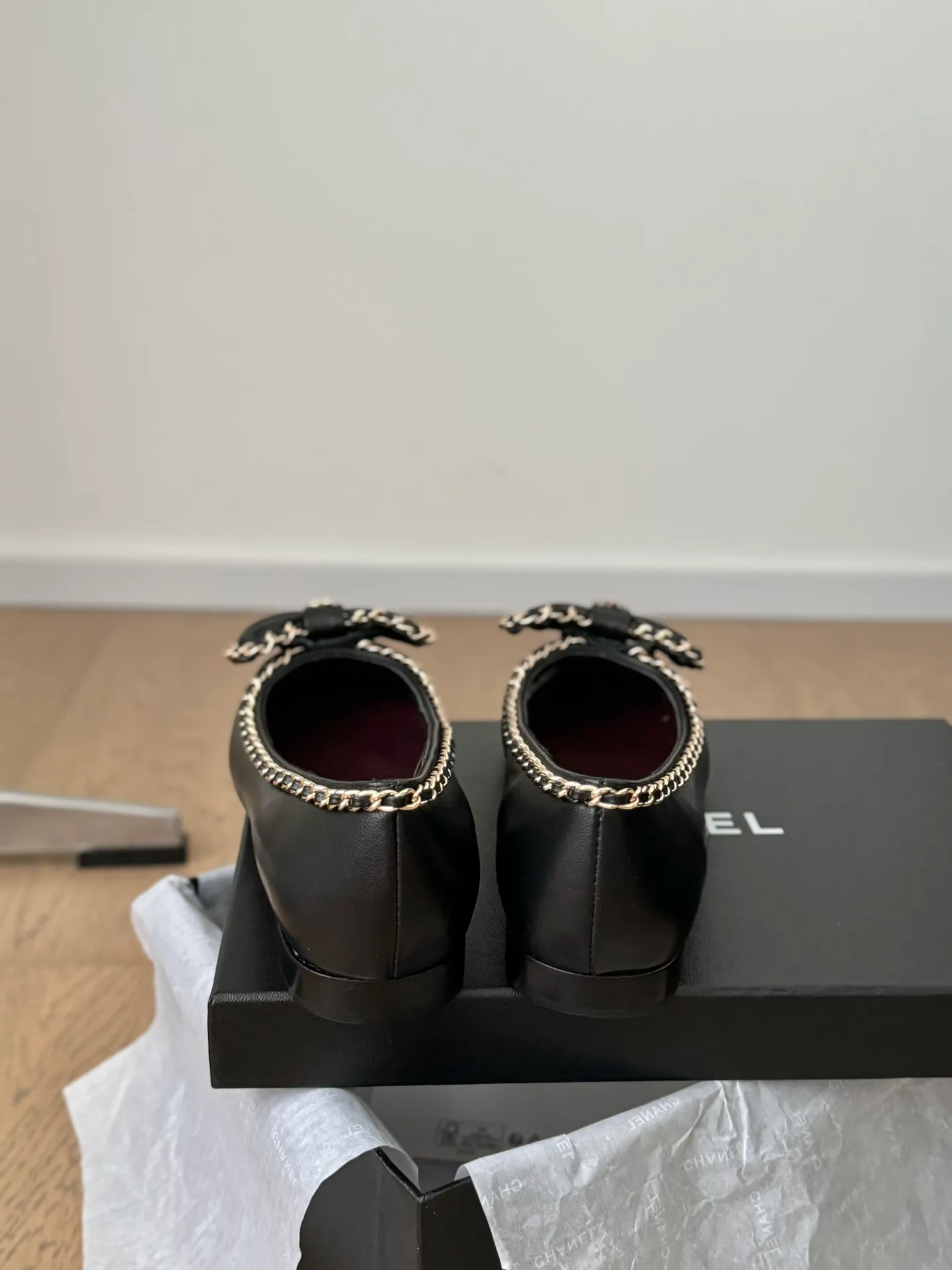 👟👟Ex-factory price 580👟👟 Purchasing agent Chanel Xiaoxiang 24A new chain double C thick heel shoes! 1:1 replica of the original. A classic among classics. It is perfect whether paired with trousers or skirts. The small round head design is very good at modifying the shape of the feet. A must-have for little fairies! The upper is made of imported lambskin, the lining is top-grade mixed sheepskin, and the outsole is imported Italian cowhide. Heel height: 2.5cm. Size: 35-39 (40/41/42/43 customized)